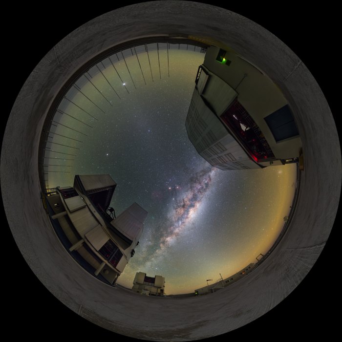 Milchstraße zwischen Hauptteleskopen – Fischaugenaufnahme