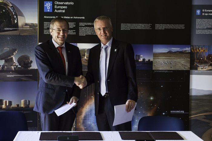 Directeuren-generaal ESO en ESA ondertekenen samenwerkingsovereenkomst