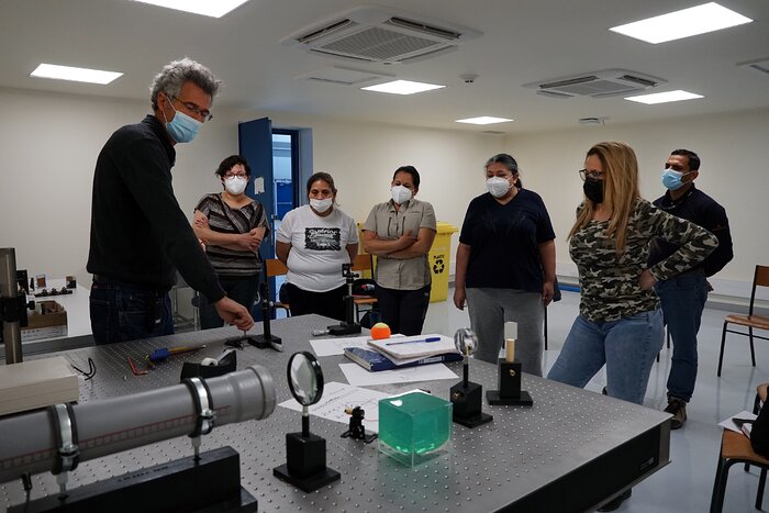 Mujeres de Antofagasta y Viña del Mar se capacitan preparando los espejos astronómicos de ESO