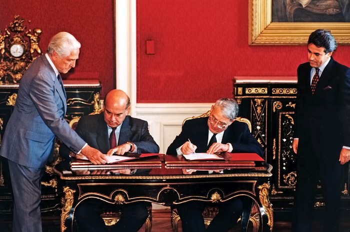 ESO and Chile sign agreement (1996)