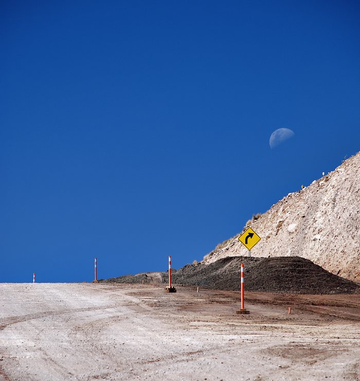 Moon over the road to ALMA