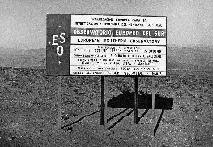 Panneau de l'ESO sur la route d'accès à La Silla