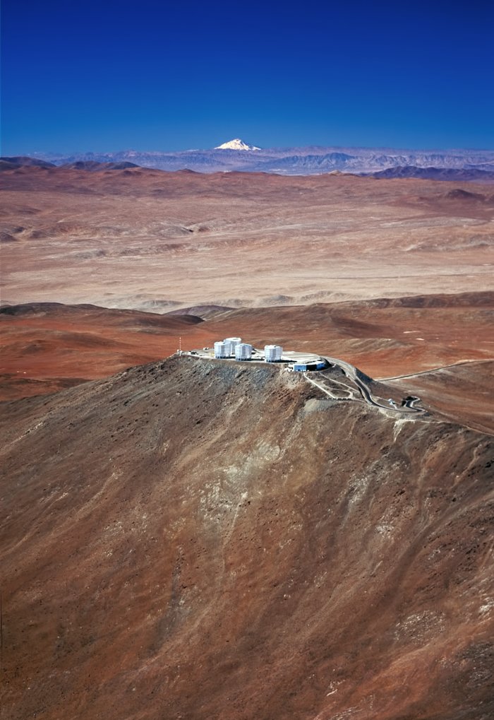 O observatório do Paranal e o vulcão Llullaillaco