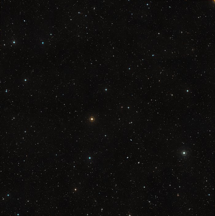 Großfeldaufnahme der Himmelsregion um den Quasar HE0109-3518