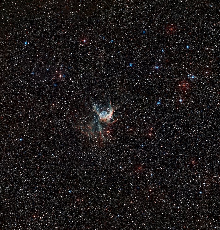 Vidvinkelbild på nebulosan Tors hjälm och dess omgivning  