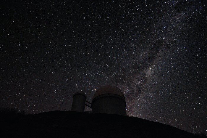 La Via Lattea con Alfa e Beta Centauri dietro al telescopio da 3,6 m a La Silla