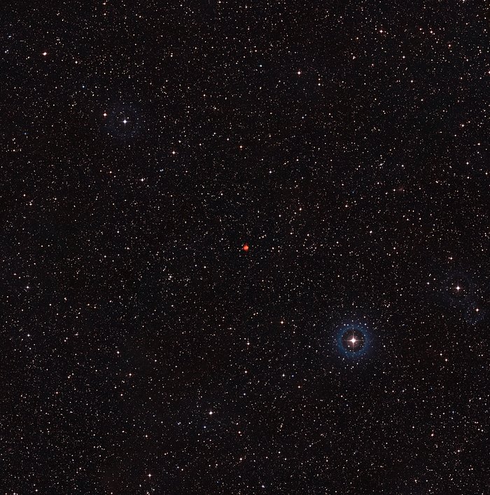 Vidvinkelbild av himlen runt den planetariska nebulosan Fleming 1