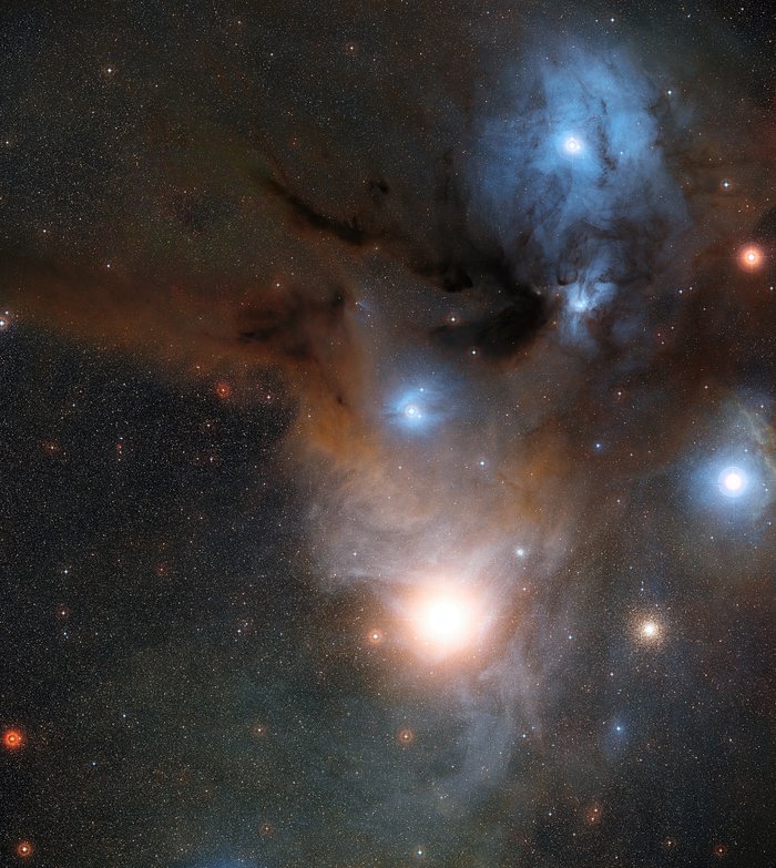 Weitfeldansicht der Rho Ophiuchi-Sternentstehungsregion im sichtbaren Licht