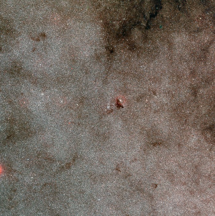 Imagem de grande angular do enxame estelar NGC 6520 e da nuvem escura Barnard 86