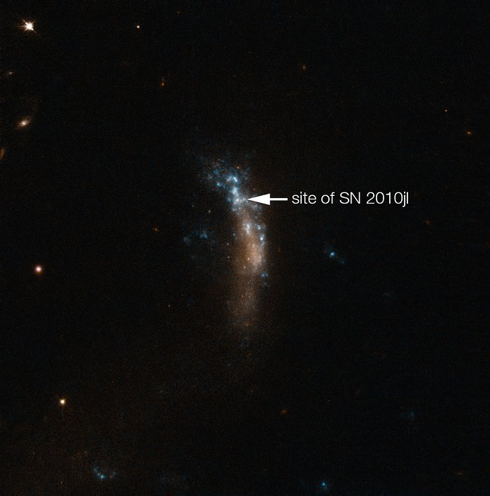 Trpasličí galaxie UGC 5189A, místo exploze supernovy SN 2010jl (s popiskou)