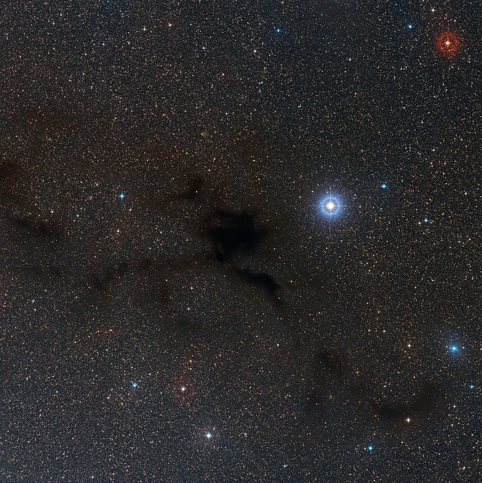 Imagem de grande angular do céu em torno da nuvem escura Lupus 4