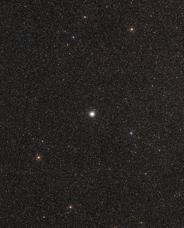 Širokoúhlý pohled na oblohu kolem kulové hvězdokupy M 54