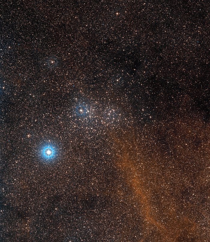 Vidvinkelvy av himlen kring den ljusa stjärnhopen NGC 3532