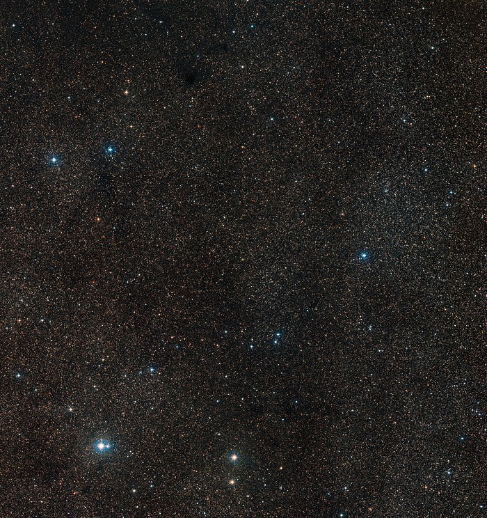 Širokoúhlý pohled na oblohu kolem planetární mlhoviny Henize 2-428