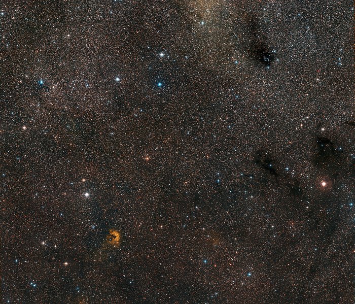 Širokoúhlý pohled na oblohu kolem novy Vul 1670