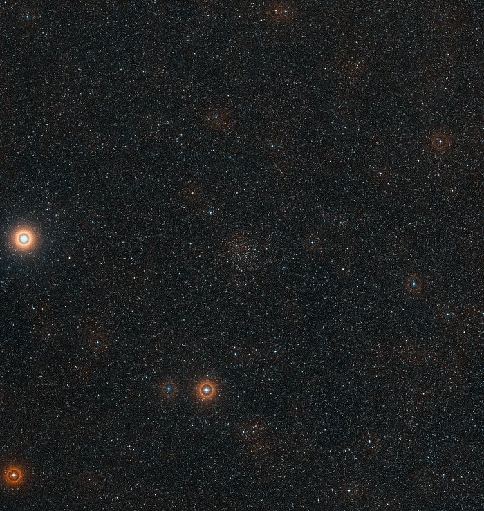 Imagem de grande angular do céu em torno do enxame estelar brilhante IC 4651