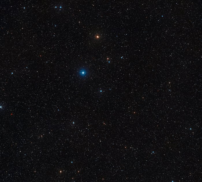 De hemel rond de drievoudige ster HD 131399