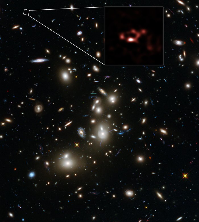 ALMA- en Hubble-beelden van het verre stofrijke sterrenstelsel A2744_YD4
