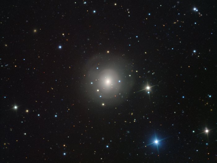 VIMOS-billede af galaksen NGC 4993 med lyset fra et neutronstjernepar, som smelter sammen