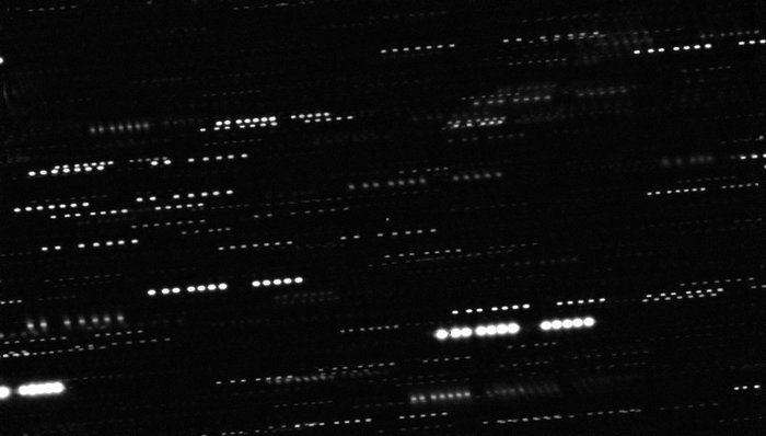Combinación de imágenes profundas de 'Oumuamua hechas con el VLT y otros telescopios (sin anotaciones)