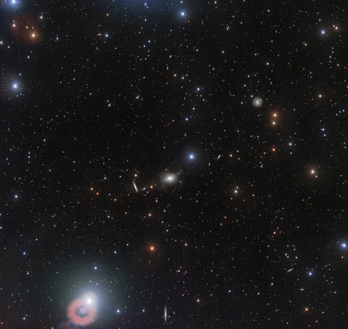 Groothoekopname van NGC 5018 en omgeving