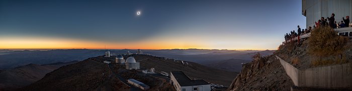 Eclipse total do Sol, Observatório de La Silla, 2019 (panorâmica)