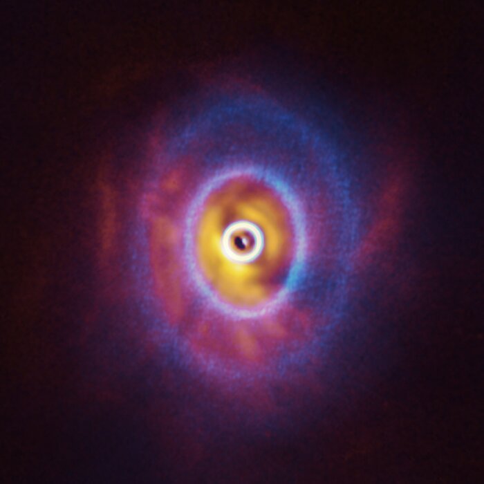 Obrazy GW Orionis z ALMA i SPHERE (nałożone na siebie)