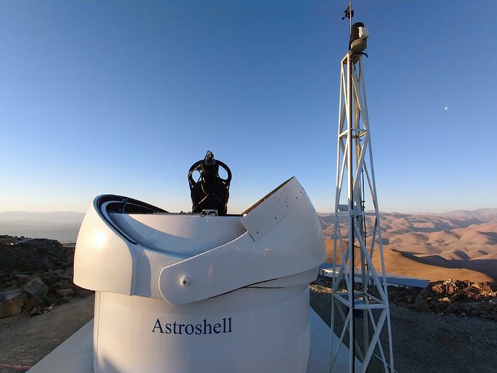 Otevřená kopule dalekohledu TBT2 na Observatoři La Silla