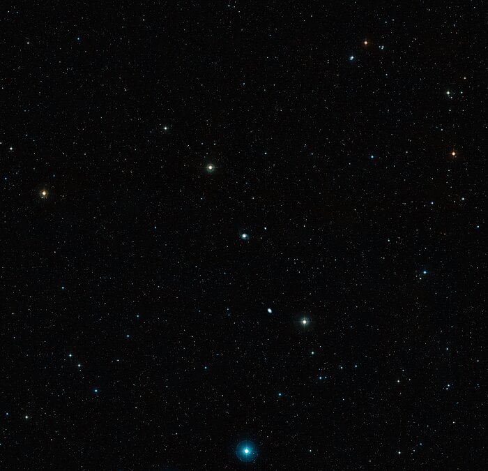 Imagem de grande angular da região do céu onde se encontra a galáxia NGC 7727