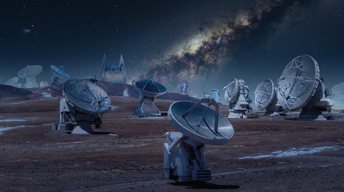Fotomontage der Observatorien des Event Horizon Telescope (Nacht)