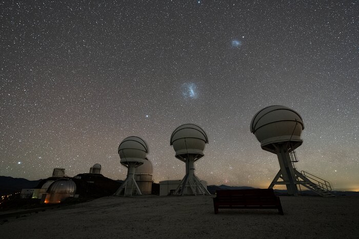 Eine Nachtaufnahme der BlackGEM-Anlage am La-Silla-Observatorium der ESO
