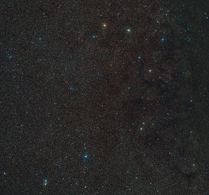 Tausende von Sternen füllen den Ausschnitt und bedecken den dunklen Hintergrund fast vollständig. Einige von ihnen sind größer als die anderen und leuchten in blau, weißlich und orange. Das schwarze Loch BH3 ist auf dem Bild nicht zu sehen.
