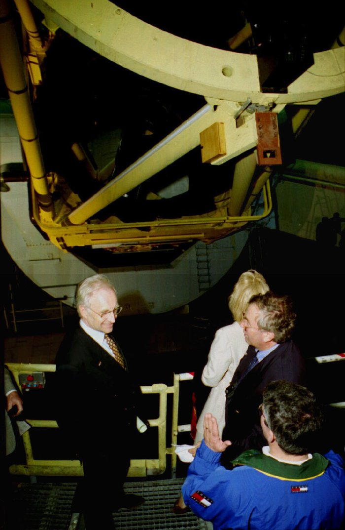 Il primo ministro bavarese ispeziona il telescopio