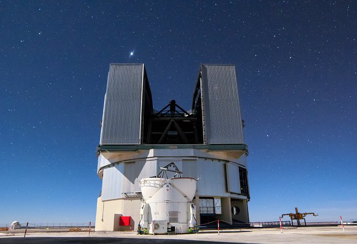 VLT Unit Telescope and Auxiliary Telescope in allignment