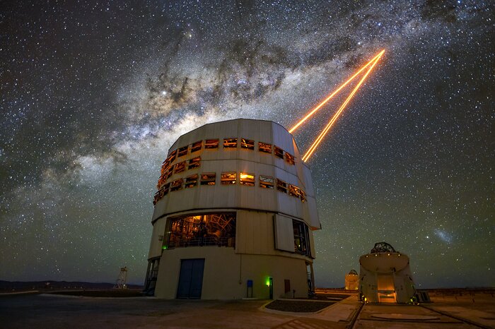 Creating artificial stars at the VLT