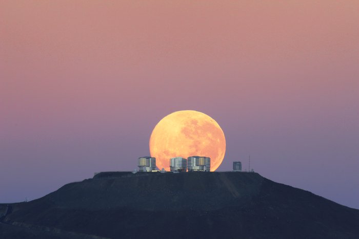 Pôr da Lua extraordinário - Vista fantástica do Cerro Paranal, local de acolhimento do Very Large Telescope do ESO