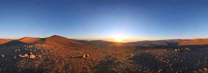 Sol, Lua e telescópios por cima do deserto