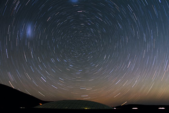 Gwiazdy wirują wokół Rezydencji na Cerro Paranal