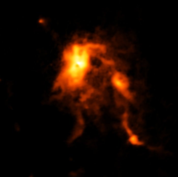 Protoestrela brilha intensamente alterando a forma da sua maternidade estelar