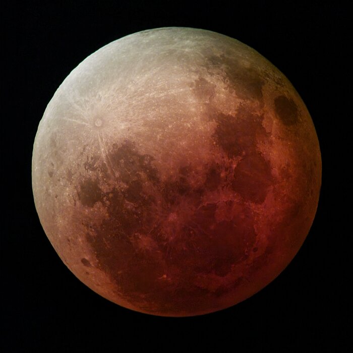 La luna llena se vuelve roja