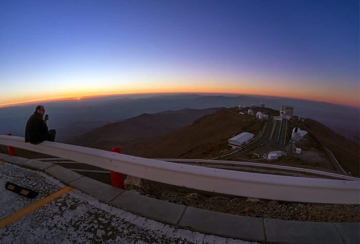 Silueta de un Astrónomo y puesta de Sol en La Silla
