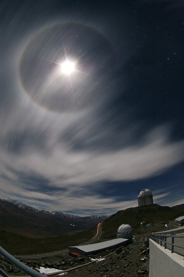 22º Moon halo over La Silla