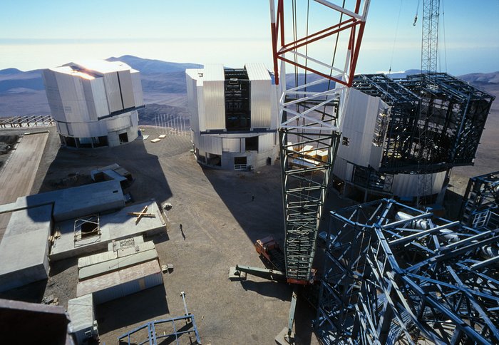 Construction crane on the VLT platform | ESO Belgique