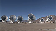 Paneo sobre el conjunto de antenas de ALMA en Chajnantor moviéndose al unísono