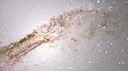 Panorama sur une image en profondeur de la curieuse galaxie Centaurus A