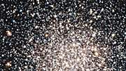 Panoroiden pallomaista tähtijoukkoa NGC 6362 esittävän kuvan halki