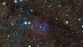 Zoom em direção à Nebulosa Trífida e às duas estrelas variáveis Cefeides para além dela