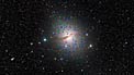 Panorâmica da galáxia elíptica gigante Centaurus A (NGC 5128) e dos seus estranhos enxames globulares