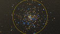 Simulação das órbitas de estrelas em torno do buraco negro situado no centro da Via Láctea