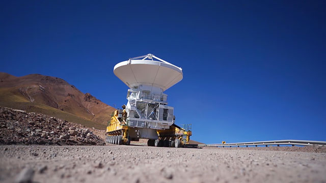 Video-News 42: Die letzte ALMA-Antenne kommt auf Chajnantor an